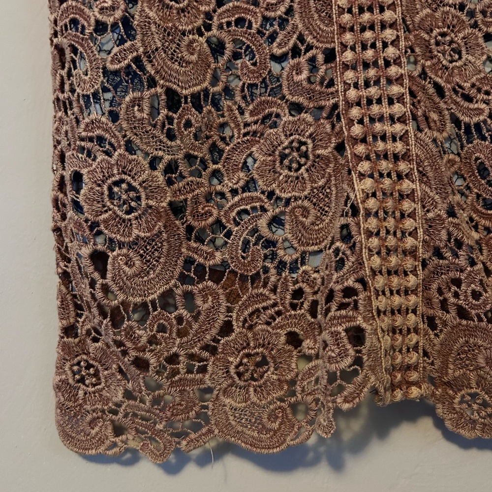 Gimmicks by BKE Rust Floral Crochet Women's Top - V-Back size Medium - Picture 6 of 9